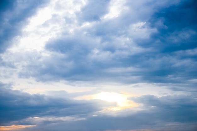 Piękne niebo chmurnieje w naturze w atmosferze czystego powietrza