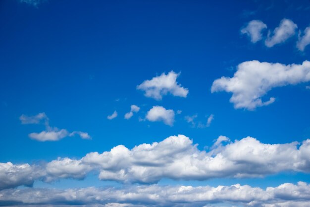 Piękne niebo chmurnieje w naturze w atmosferze czystego powietrza