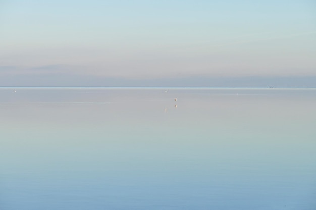 Piękne niebo i błękitna plaża z morską wodą w relaksujący i spokojny dzień w naturze z kopią przestrzeni Krajobrazowy widok spokojnego oceanu, idealny na naturalne i relaksujące tło tapety