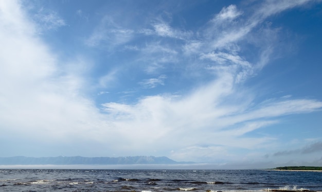 Piękne niebo w chmurach nad jeziorem Bajkał i półwyspem Svyatoy Nos