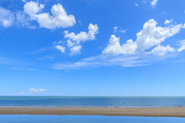 Piękne niebo z plaży i tropikalne morze