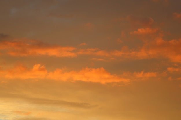 Zdjęcie piękne niebo z pomarańczowymi chmurami o zachodzie słońca. zdjęcie wysokiej jakości