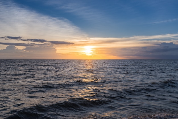 Piękne niebo zachód słońca na plaży.