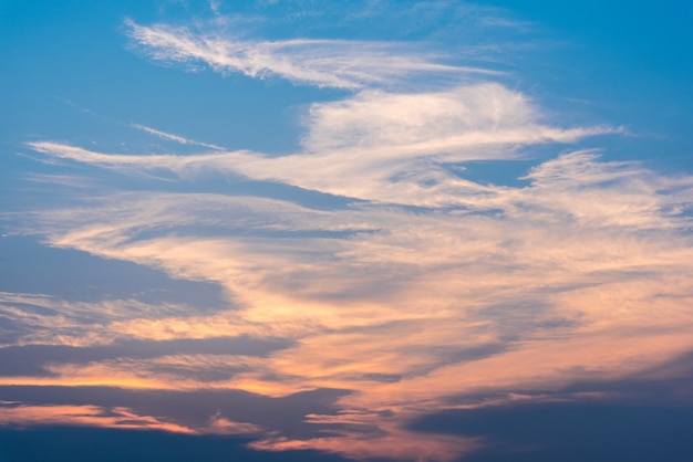 Piękne Niebo Zmierzchu I Cloudscape