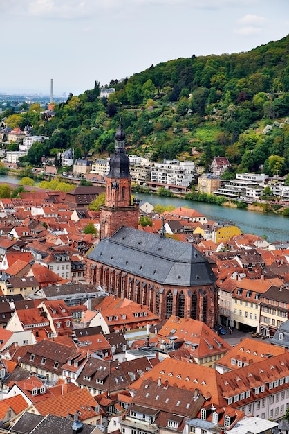 Piękne Niemcy. Widok z lotu ptaka na miasto Heidelberg na wiosnę. Centrum miasta, w tym główna katedra, rzeka Neckar i wzgórza porośnięte lasem.