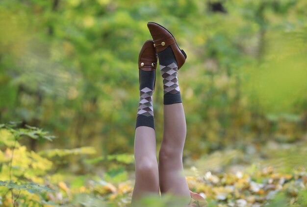 Zdjęcie piękne nogi kobiety w jesiennych butach w krajobrazie