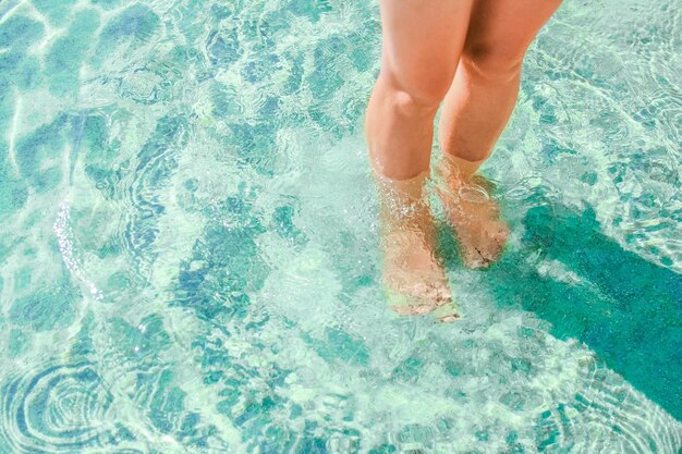 Piękne nogi na piasku nad greckim morzem