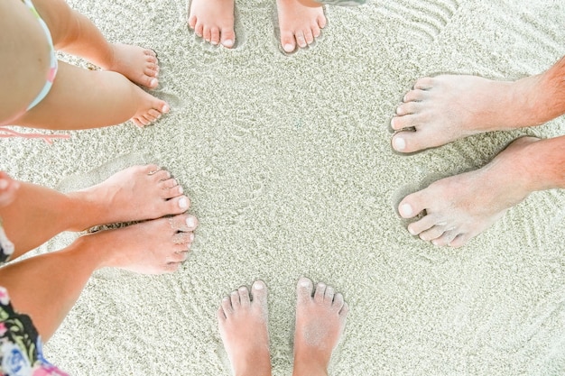 Zdjęcie piękne nogi na piasku nad morzem