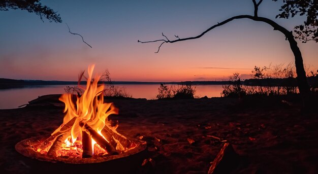 Piękne ognisko przed plażą w pięknym, idealnym zachodzie słońca