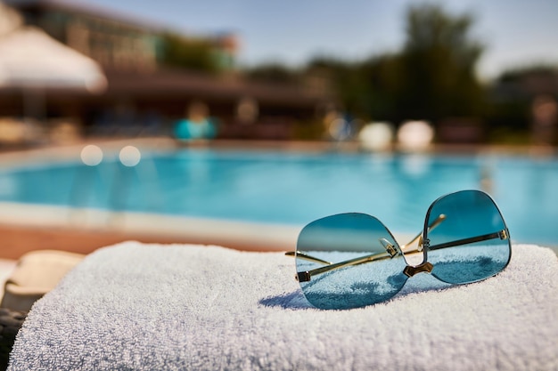 Piękne okulary przeciwsłoneczne na tle basenu Zrelaksuj się przy basenie Okulary przeciwsłoneczne