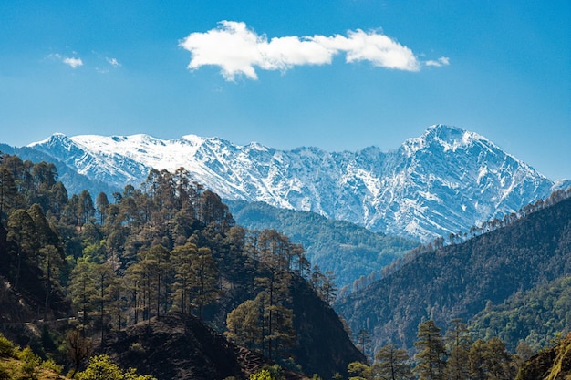 Piękne ośnieżone góry i wzgórza Parku Narodowego Rara i jeziora Rara w Himalajach Nepalu