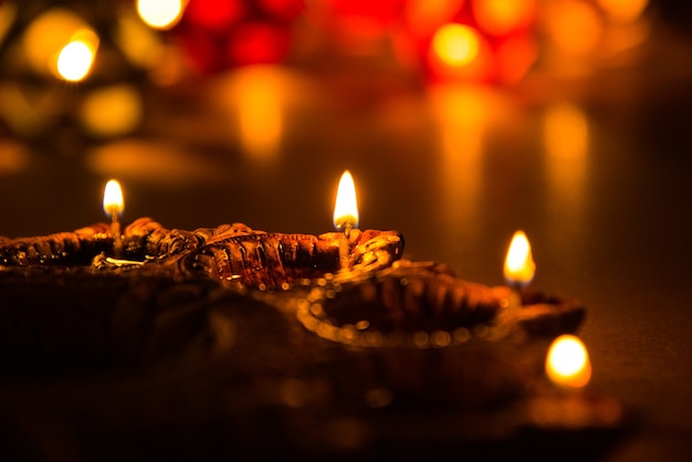 Piękne Oświetlenie Diwali Lub Lampa Naftowa Diya Lub Gliniana, Selektywne Ogniskowanie