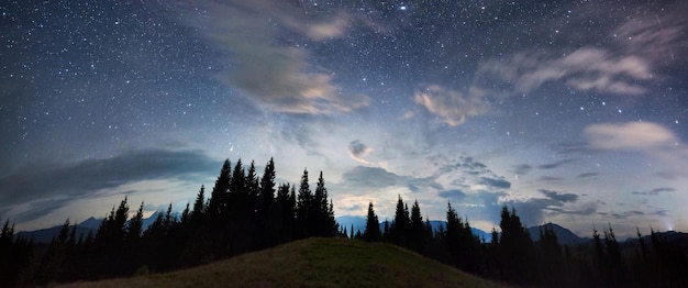 Piękne panoramiczne zdjęcie gwiaździstej nocy w górach