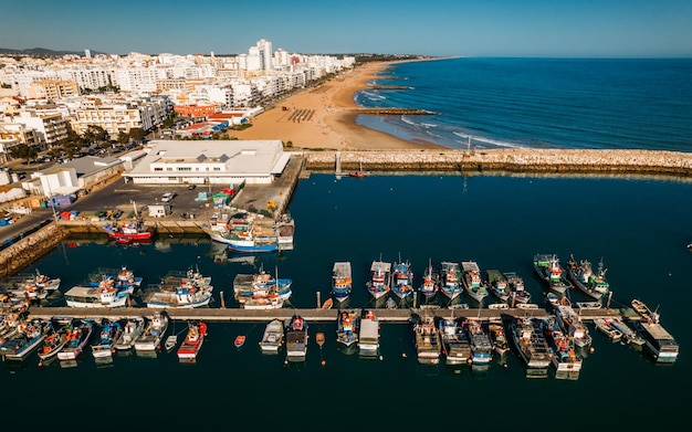 Piękne pejzaże z lotu ptaka turystycznego portugalskiego miasta Quarteira