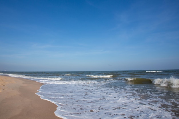 Piękne piaszczyste plaże i pieniące się fale