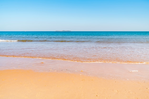 Piękne plaże pod czystym niebem