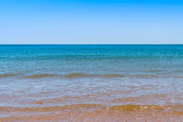 Piękne plaże pod czystym niebem