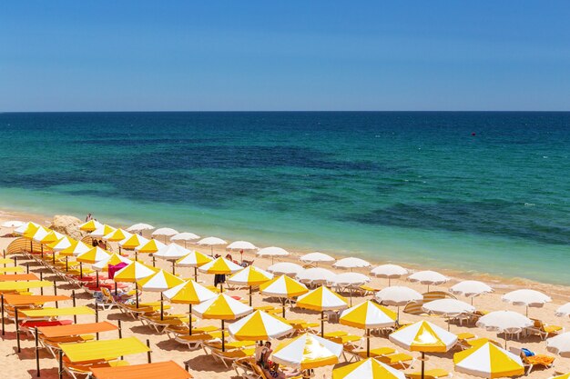 Piękne Plaże Wybrzeża Algarve W Portugalii, Armacao De Pera.