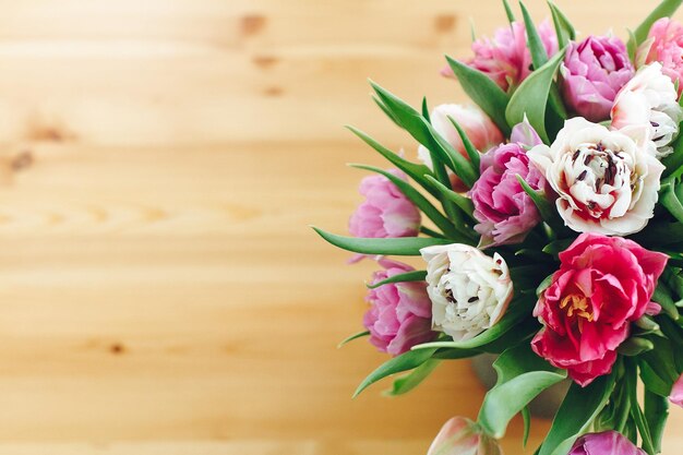Zdjęcie piękne podwójne tulipany piwonii w wazonie widok z góry z miejsca na kopię kolorowe różowe i fioletowe tulipany bukiet w wazonie szczęśliwy dzień matki międzynarodowy dzień kobiet witaj wiosna kartkę z życzeniami