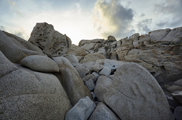 Piękne południowe wybrzeże Sardynii zbudowane z kamieni i skał granitowych