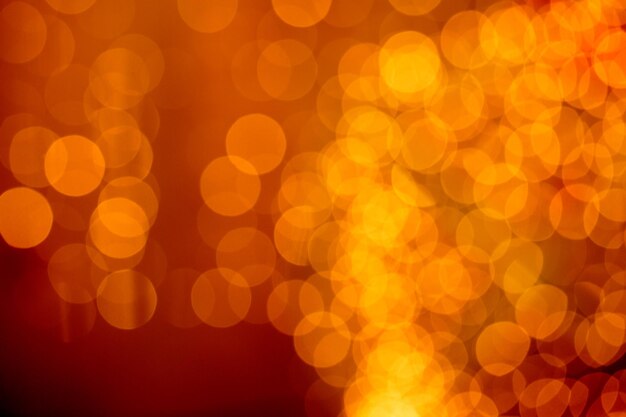 Piękne pomarańczowo-złote rozmyte światła błyszczą na rozmytym tle