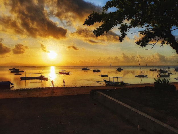 Piękne poranne słońce na plaży w Sanur Bali, Indonezja