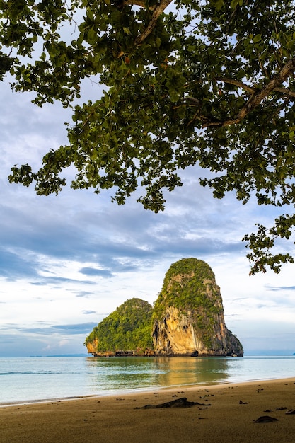 Piękne poranne światło na plaży Pranang Cave, Railay, Krabi, Tajlandia