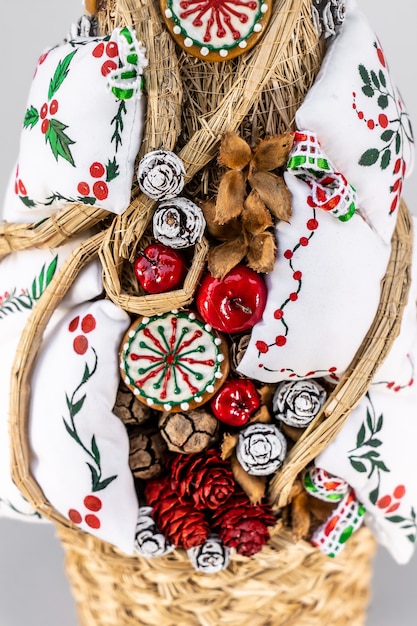 Zdjęcie piękne prezenty świąteczne. domowe alternatywne choinki. wystrój i dekoracja.