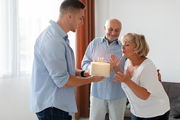 Zdjęcie piękne przyjęcie urodzinowe dla seniorów