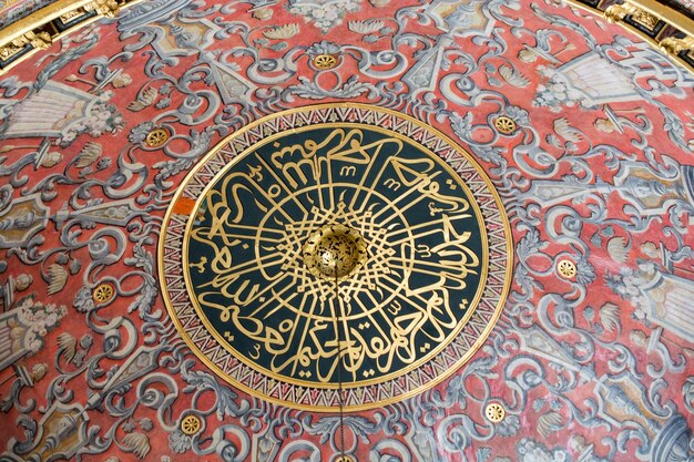 Piękne przykłady sztuki kaligrafii osmańskiej