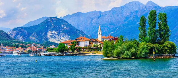 Piękne romańskie jezioro Lago Maggiore - wyspa "isola dei pescatori". Włochy, Lombardia