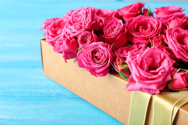 Piękne Róże W Pudełku Na Drewnianym Tle