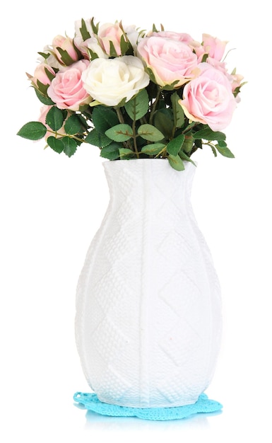 Piękne różowe i białe róże w wazonie na białym tle