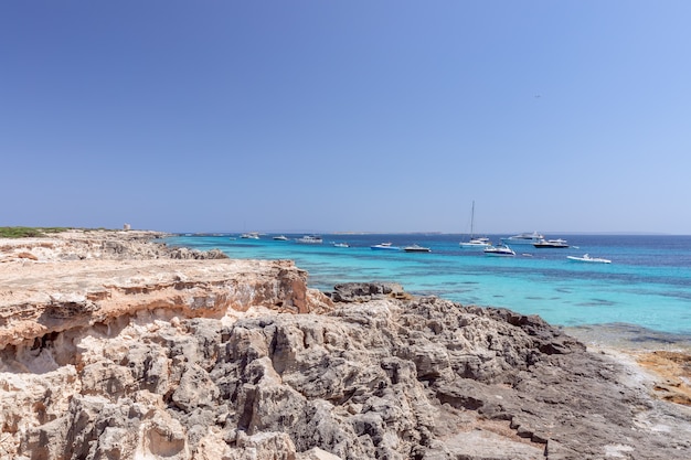 Piękne skaliste wybrzeże i turkusowe morze wyspy Ibiza