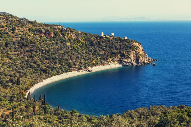 Piękne skaliste wybrzeże w Grecji