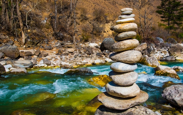 Piękne skały ułożone w rzece w pobliżu Paro Bhutan