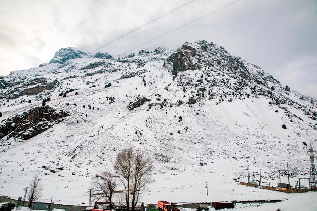 Piękne skoncentrowane Góry Skaliste w sezonie zimowym z ogromnym dywanem śniegu w Tadżykistanie