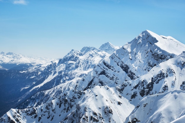 Zdjęcie piękne śnieżne szczyty kaukazu krasnaya polyana rosa khutor ski resort rosja