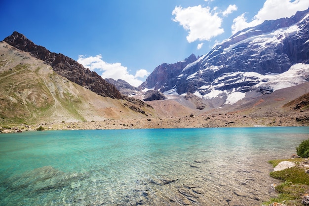 Piękne spokojne jezioro w górach Fann (oddział Pamir) w Tadżykistanie.