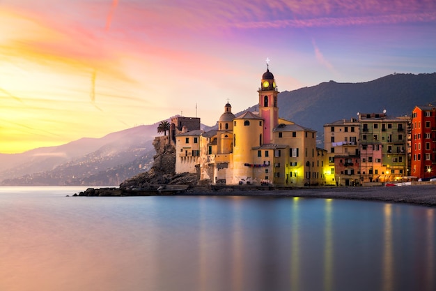 Piękne stare śródziemnomorskie miasto w czasie sinrise z oświetleniem Camogli Włochy Europejska podróż