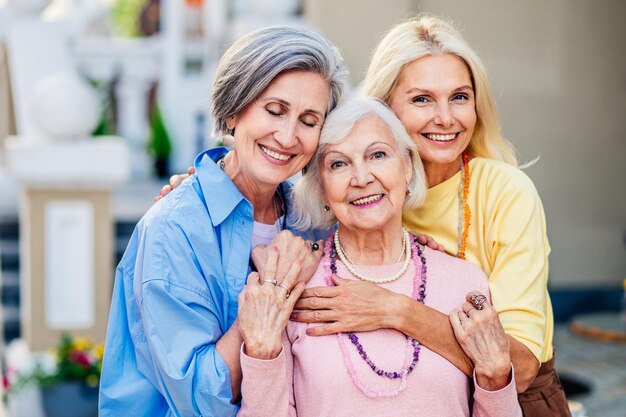 Piękne starsze kobiety łączące się na zewnątrz