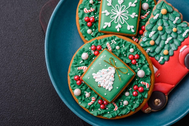 Piękne świąteczne ciasteczka gingerbread na okrągłej ceramicznej płytce na teksturowanym tle betonowym