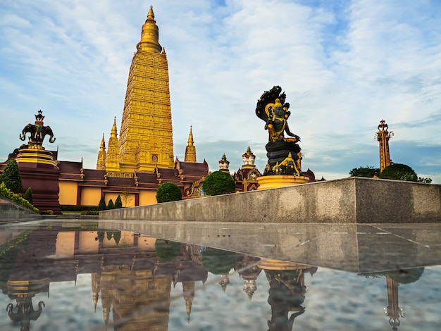 Zdjęcie piękne świątynie rano, tajlandia