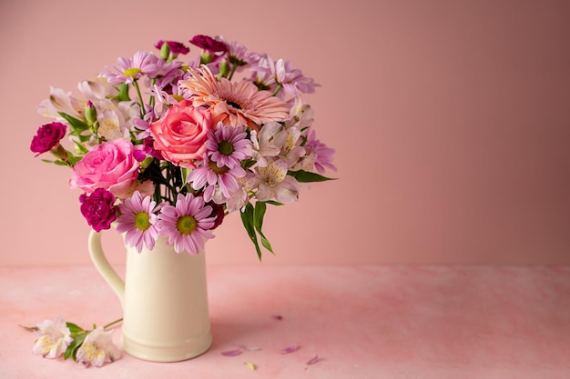 Piękne świeże wiosenne kwiaty Różowy bukiet kwiatów w wazonie na różowym tle Kopiuj przestrzeń