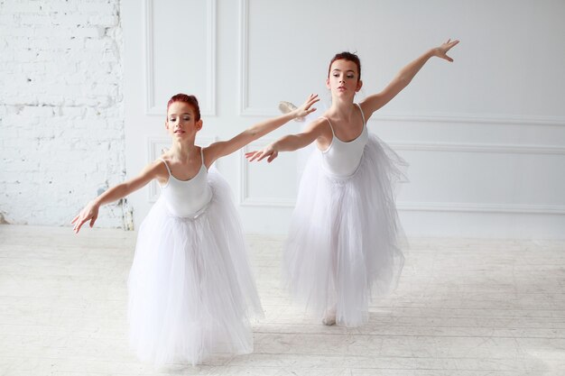 Piękne tancerki baletowe w białym pokoju
