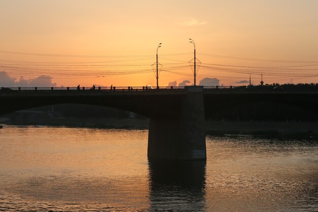 Piękne tło z mostem nad Wołgą w Twerze w Rosji