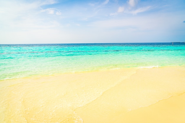 piękne tropikalnej plaży morze i błękitne niebo w tle