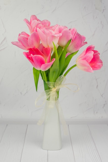 Piękne tulipany w białej wazonie na wiosenne wakacje
