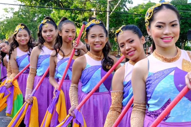 Zdjęcie piękne twarze ludzi w kostiumach i obchodzących festiwale kulturowe na filipinach