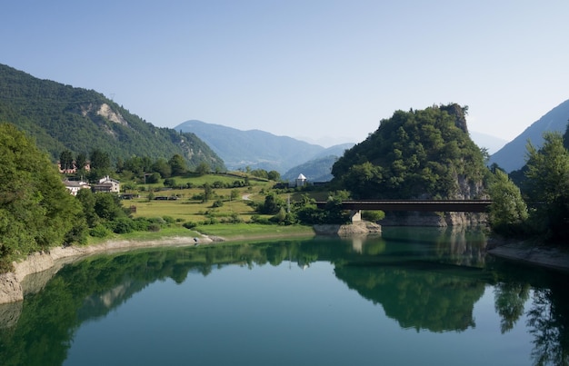 Piękne ujęcie Lago Del Corlo w Rocca, Venetia, Włochy